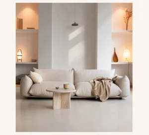 Kaasaegne elutuba minimalistliku diivaniga, lauaga ja pehme valgustusega.